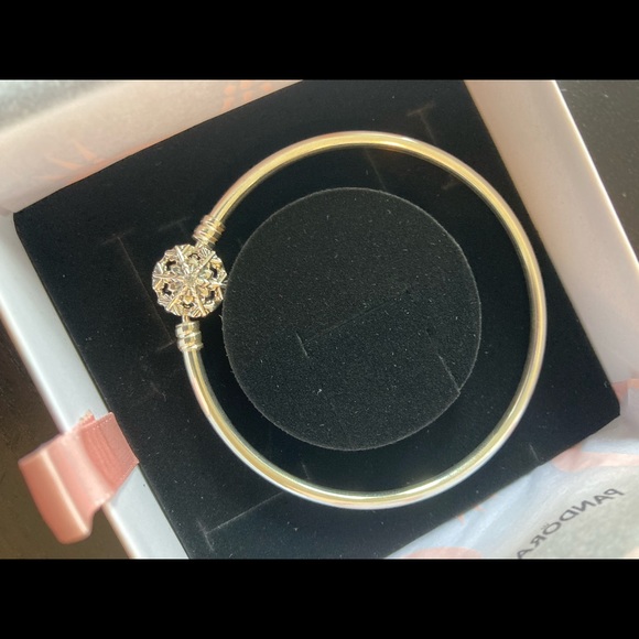 Pandora Moments Sparkling Snowflake Clasp Bangle - Picture 6 of 7